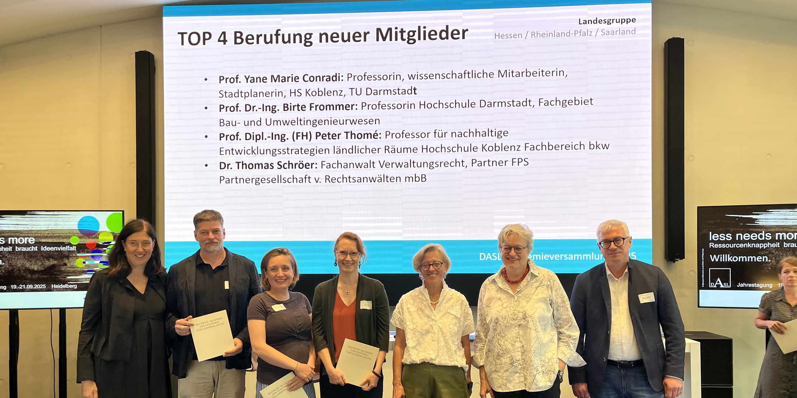 Urkundenübergabe (von l. nach r.) Claudia Becker (Stellvertreterin Landesgruppe Hessen, Rheinland-Pfalz), Prof. Dipl. Ing. (FH) Peter Thomé (neuberufenes Mitglied), Prof. Yane Marie Conradi (neuberufenes Mitglied), Prof. Dr.-Ing. Birte Frommer (neuberufenes Mitglied), Dipl.-Ing. Monika Thomas (DASL Präsidentin), Prof. Dr.-Ing. Ursula Stein (Vorsitzende Landesgruppe Hessen, Rheinland-Pfalz, Saarland), Markus Eichberger (Stellvertreter Landesgruppe Hessen, Rheinland-Pfalz, Saarland)