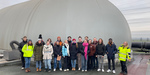Die Exkursionsgruppe vor dem Gasspeicher auf dem Anlagendach von der Vergärungs- und Kompostierungsanlage Heppenheim