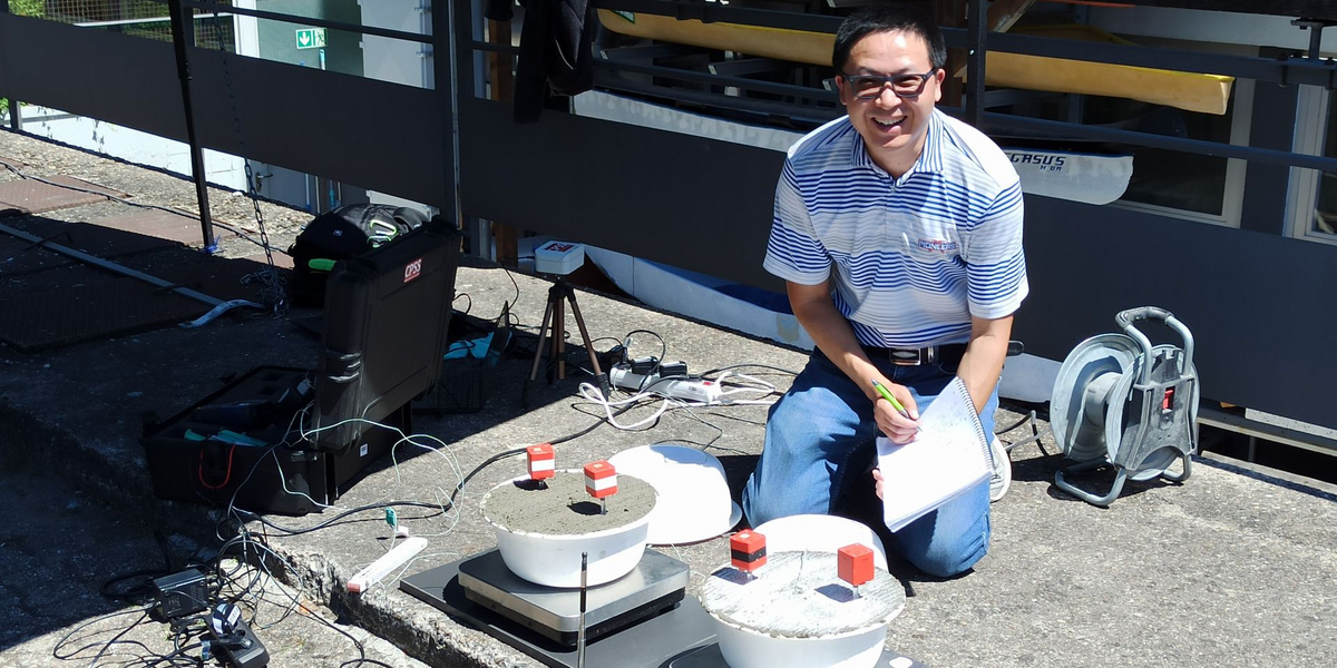 Prof. Xiao im Baustofflabor mit Sensorsystem zur Untersuchung der Wirksamkeit von Nachbehandlungsmaßnahmen auf Beton