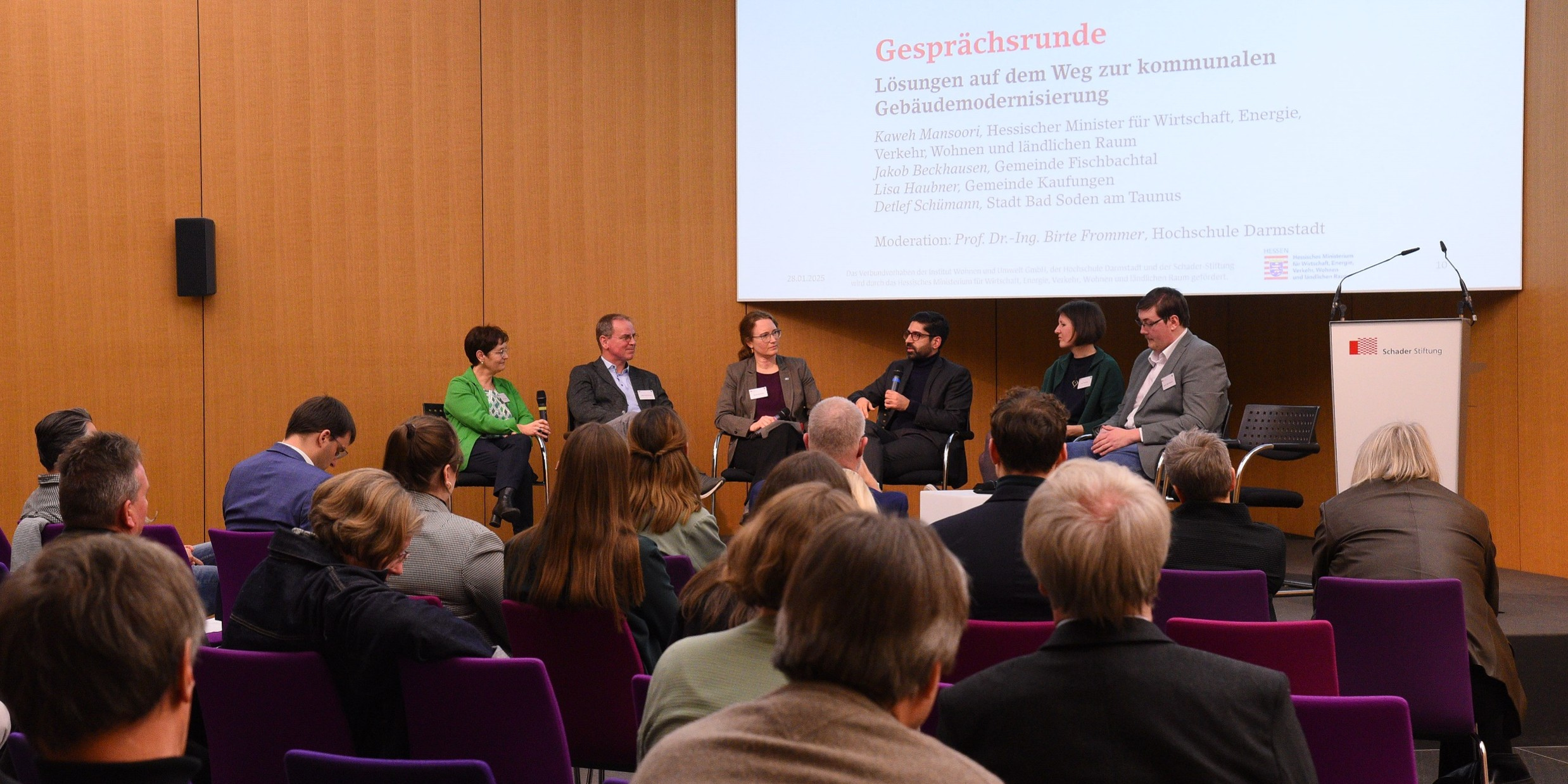 Prof. Dr. Birte Frommer im Gespräch mit Staatsminister Kaweh Mansoori und Kommunalvertreter*innen aus Bad Hersfeld, Bad Soden, Kaufungen und Fischbachtal