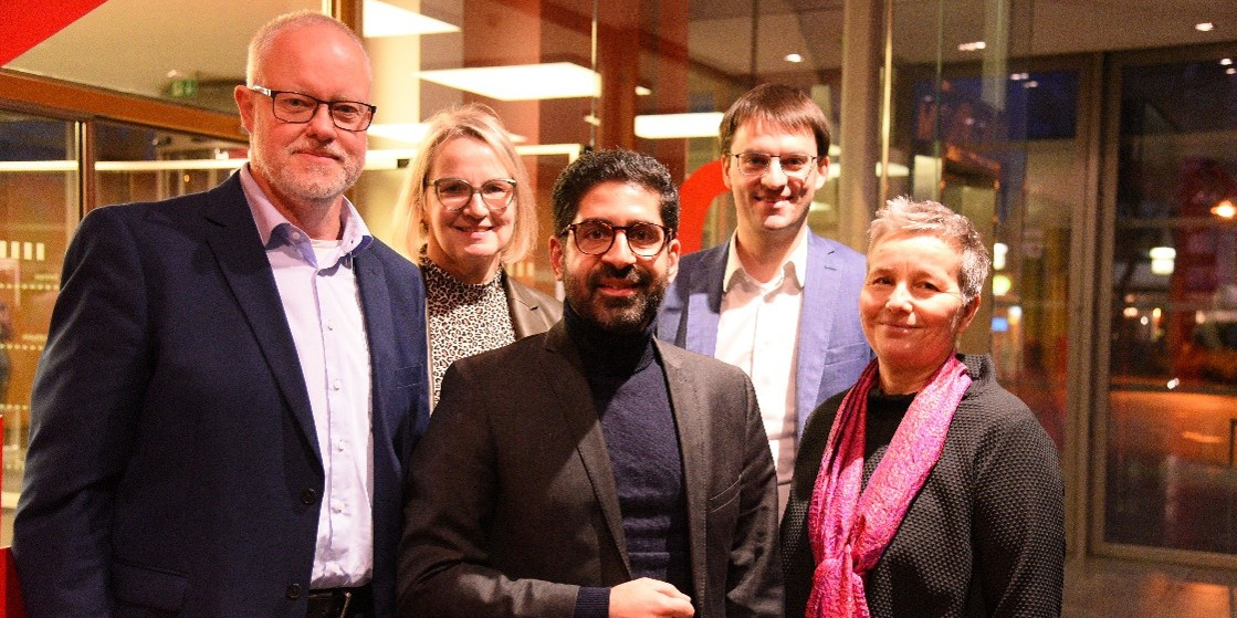 Alexander Gemeinhardt (Schader-Stiftung), Dr. Monika Meyer (IWU)  Staatsminister Kaweh Mansoori (Ministerium für Wirtschaft, Energie, Verkehr, Wohnen und ländlichen Raum), Dr. Jonas Schönefeld (IWU) und Prof. Dr. Nicole Saenger (Vizepräsidentin der Hochschule Darmstadt).