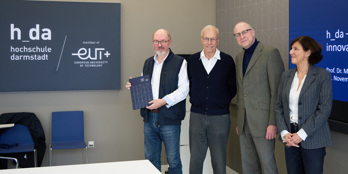 Überreichung der Diplomurkunde durch Prof. Holzapfel