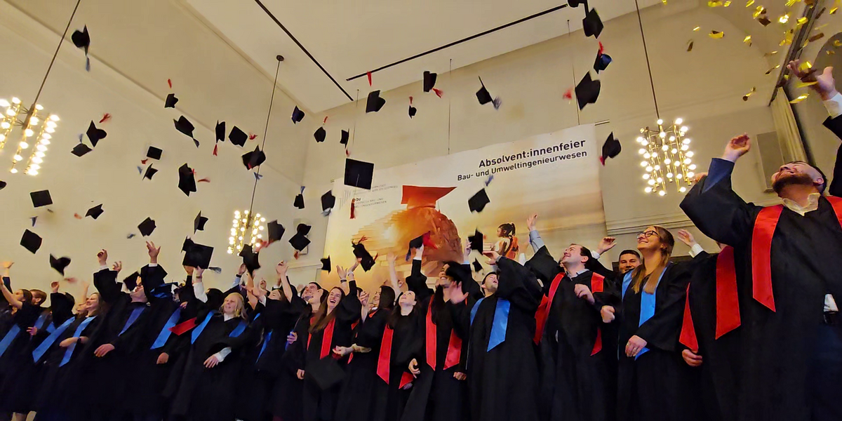 Abschlussbild mit dem Hochwerfen der akademischen Hüte.