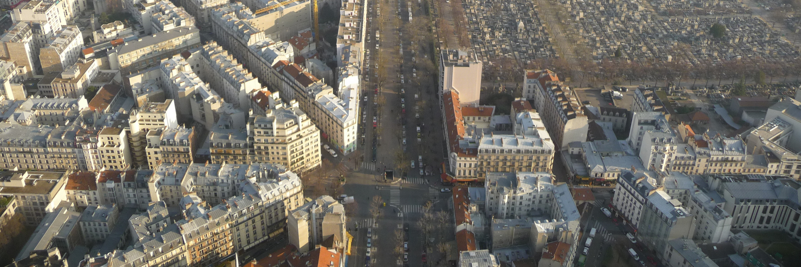 Blick vom Tour Montparnasse nach Südosten auf Paris, große Allee, Häuserschluchten, Cimetière du Montparnasse