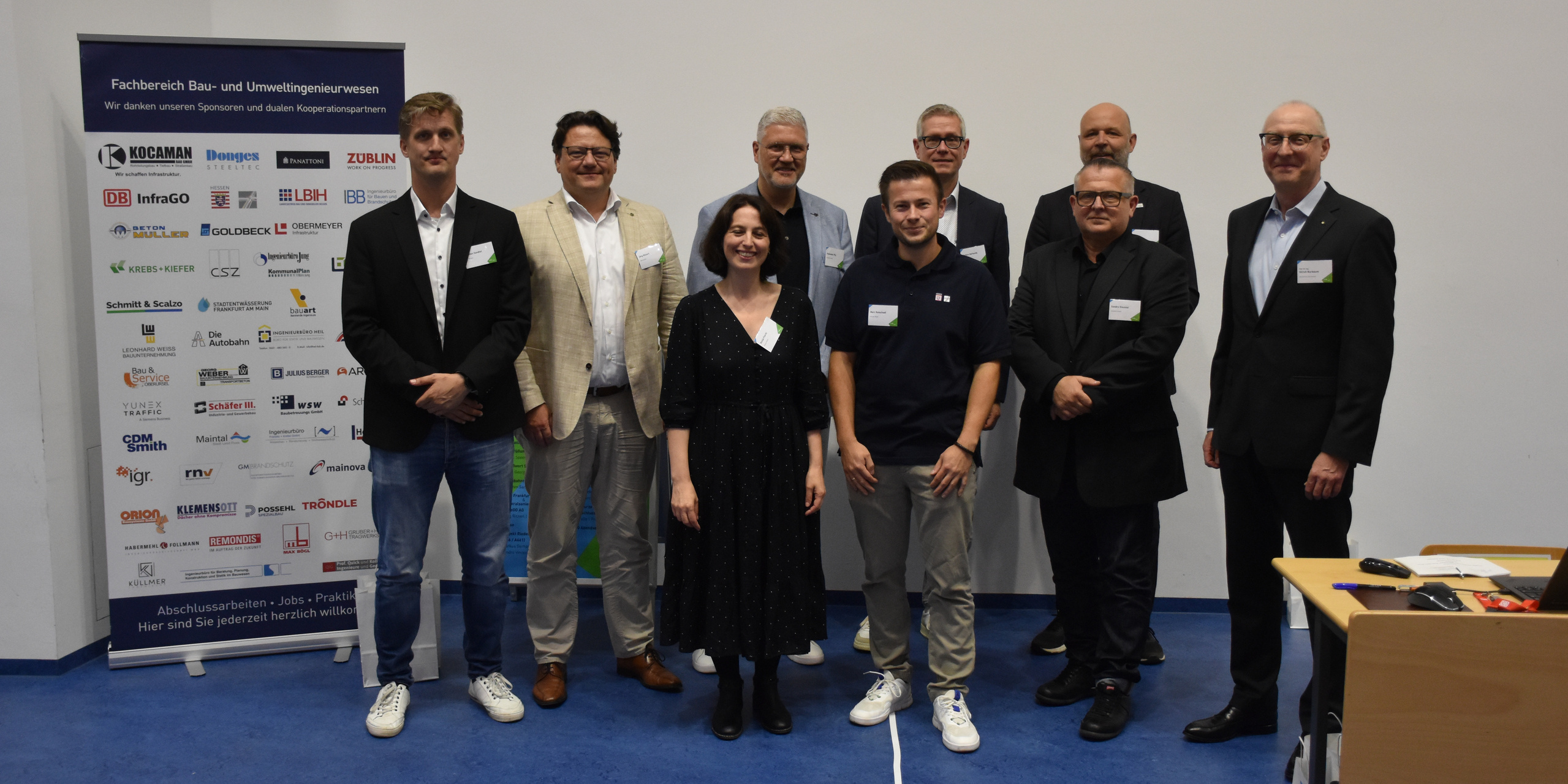 Referenten und Referentinnen vorne von links: Dunja Fioriti, Marc Rotschadl (HessenMobil), Sandro Vincenzi (Autobahn GmbH) hinten von links: Torsten Sandtel, Jörg Ritzert (DB InfraGo AG), Alexander Pilz, Markus Gerhards (Autobahn GmbH), Arne Speer (HDA, Dekan FBBU), Ulrich Burbaum (HDA, Moderation)