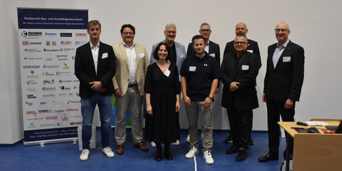 Referenten und Referentinnen vorne von links: Dunja Fioriti, Marc Rotschadl (HessenMobil), Sandro Vincenzi (Autobahn GmbH) hinten von links: Torsten Sandtel, Jörg Ritzert (DB InfraGo AG), Alexander Pilz, Markus Gerhards (Autobahn GmbH), Arne Speer (HDA, Dekan FBBU), Ulrich Burbaum (HDA, Moderation)