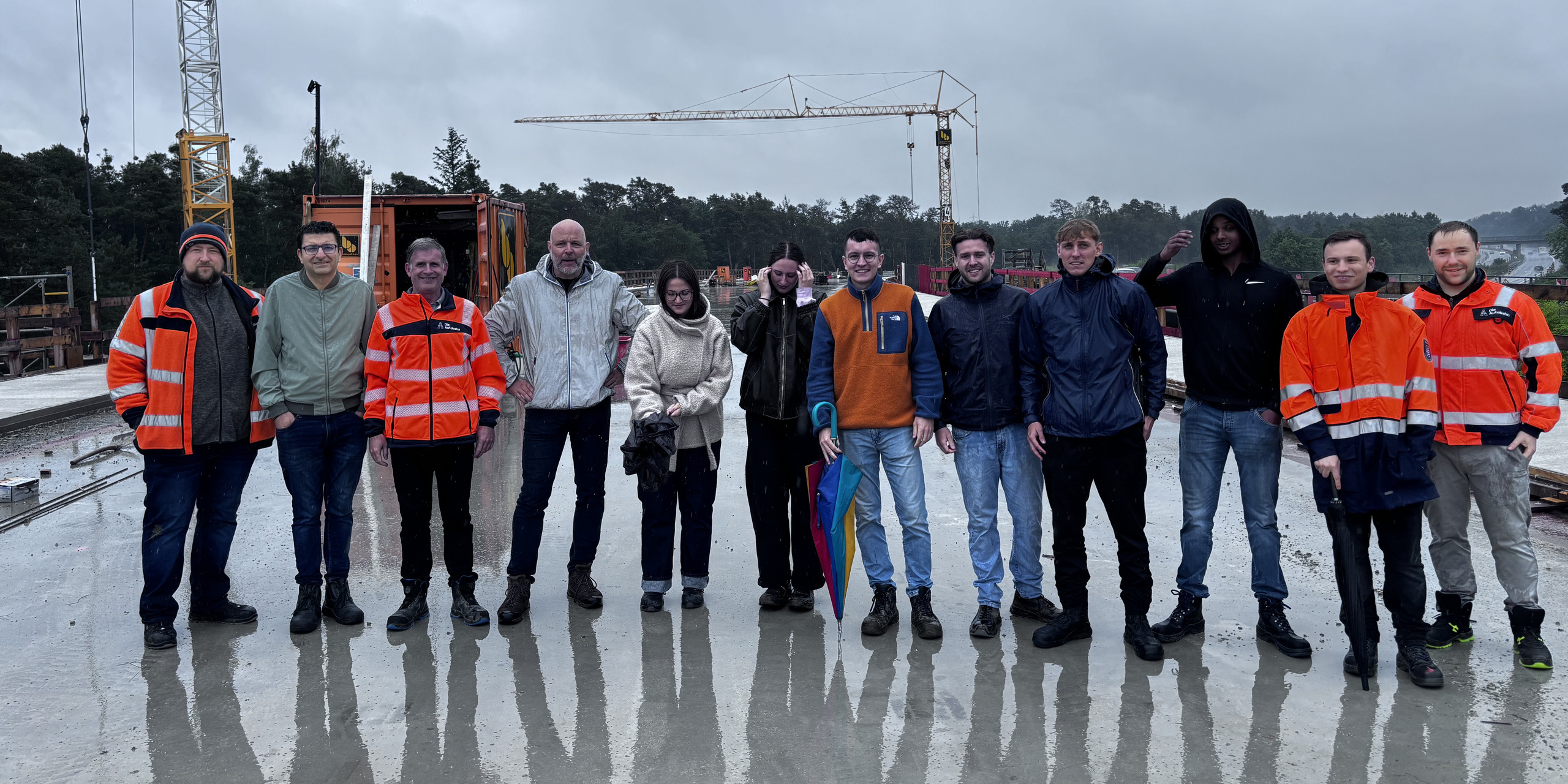 Studierende des FBBU mit Prof. Speer und Mitarbeiter*innen der Autobahn GmbH auf der Großbaustelle "Neubau Rüsselsheimer Dreieck"