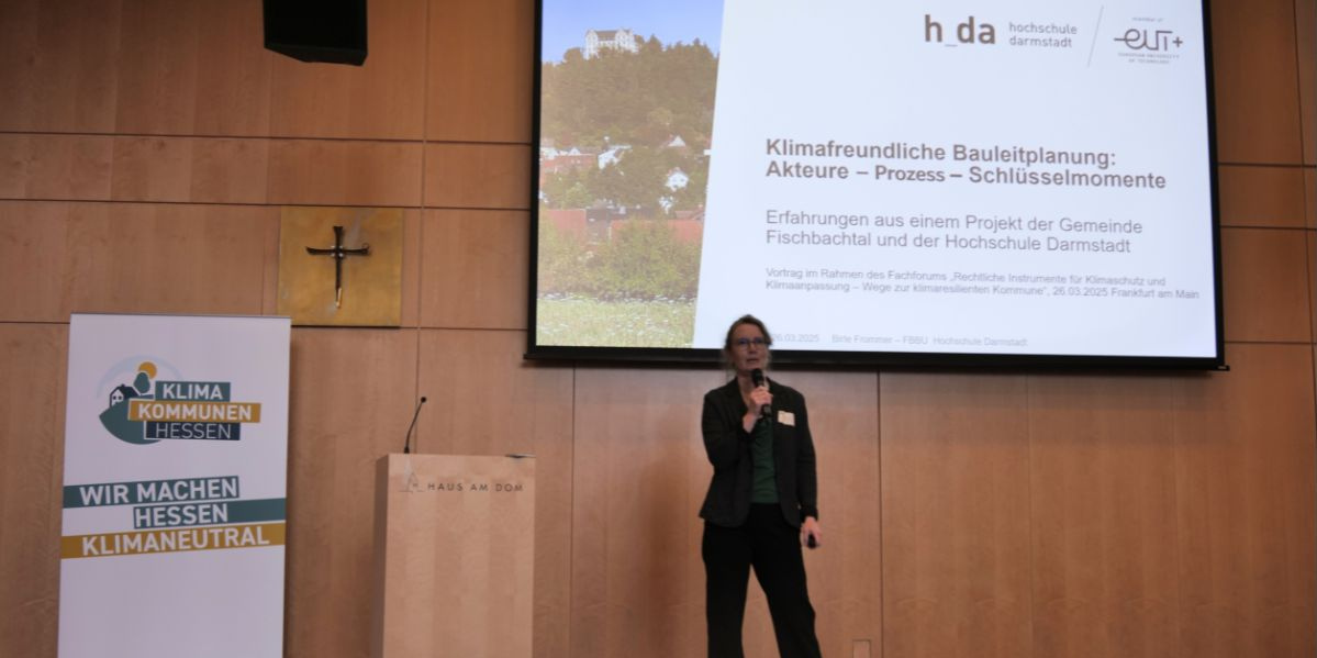 Prof. Birte Frommer beim Vortrag über die Erfahrungen im Transferprojekt „Klimafreundlichen Bauleitplanung in der Gemeinde Fischbachtal“