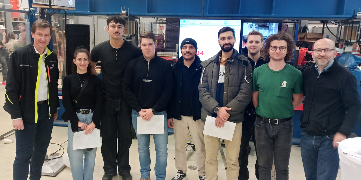 Gruppenbild der h_da-Teilnehmer mit dem Gastgeber  (v.l.: Prof. Dr.-Ing. Christian Wagner (HTWK), die teilnehmenden Studierenden der h_da, Dr. Markus Schmidt)