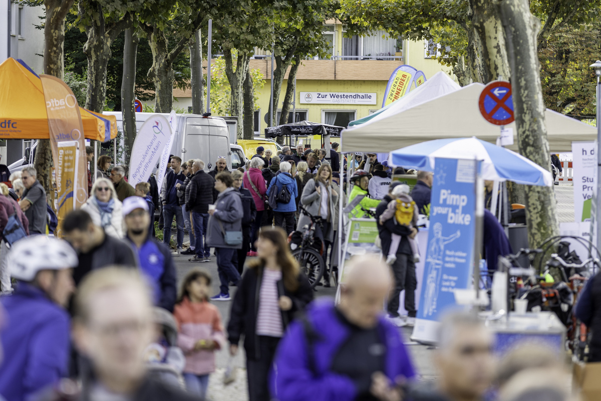 Menschen an Ständen des Events "Radschnellweg live" in Langen