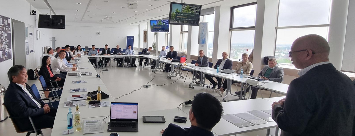 Teilnehmende des Symposiums im Senatssaal der Hochschule Darmstadt lauschen der Einführung