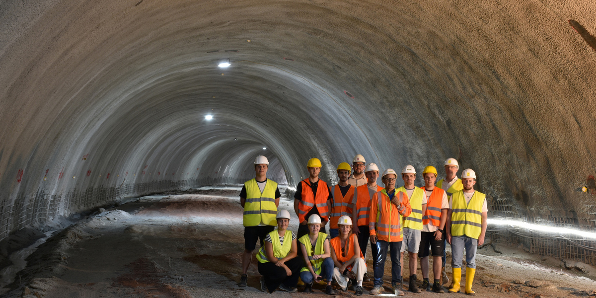 Teilnehmende im Tunnel