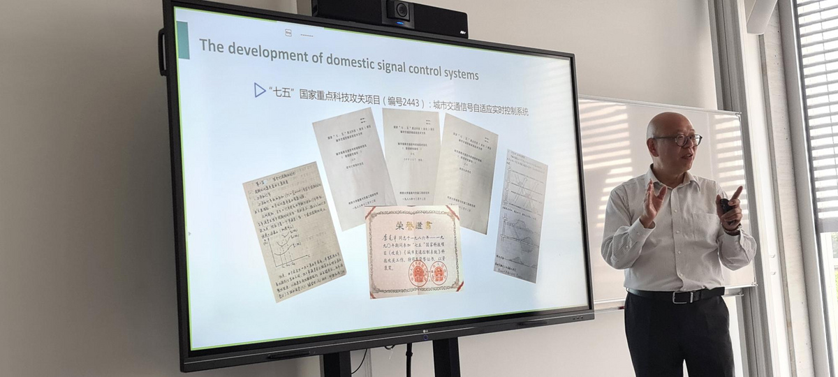 Prof. Keping LI neben Smartboard mit Präsentation im Studierendenhaus beim Sino-German Exchange in Traffic Safety and Traffic Telematics