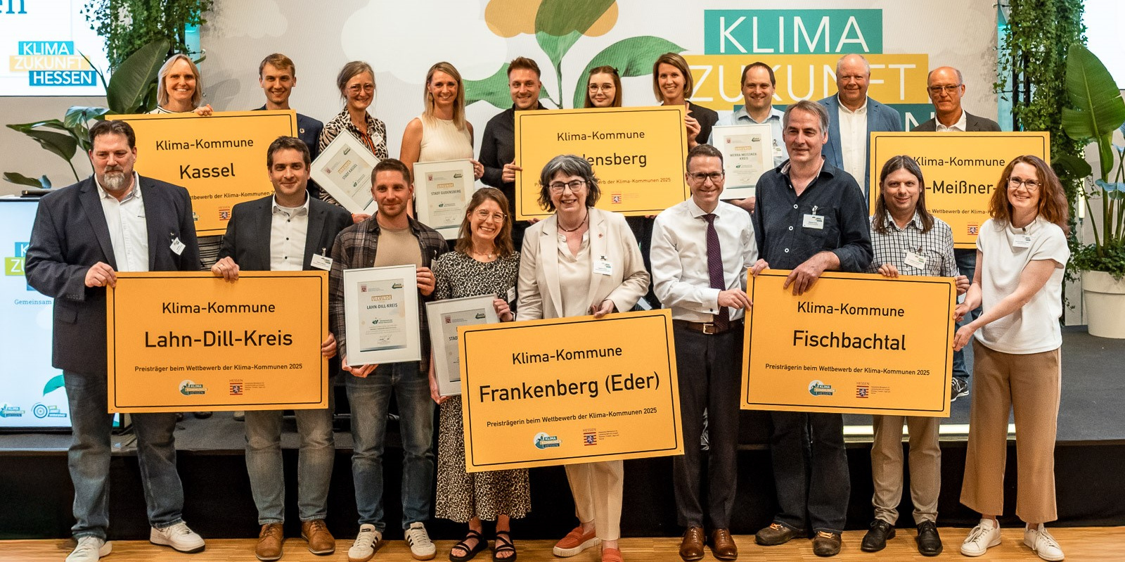 Preisverleihung für klimafreundliche Bauleitplanung für die Gemeinde Fischbachtal (Philip Thoma (Bürgermeister), Stephan Kühn (Leiter Umweltamt), Andreas Fromkorth (Gemeindevertreter und Vorsitzender des Ausschusses für Bauen, Landwirtschaft und Umwelt, Prof. Dr.-Ing. Birte Frommer (h_da). (copyright, HMLU, Cornelius Pfannkuch)