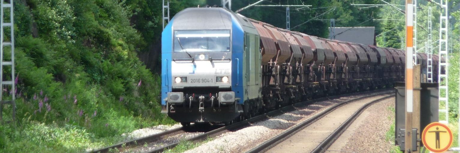 Zugverkehr - Zug mit Stromabnehmer