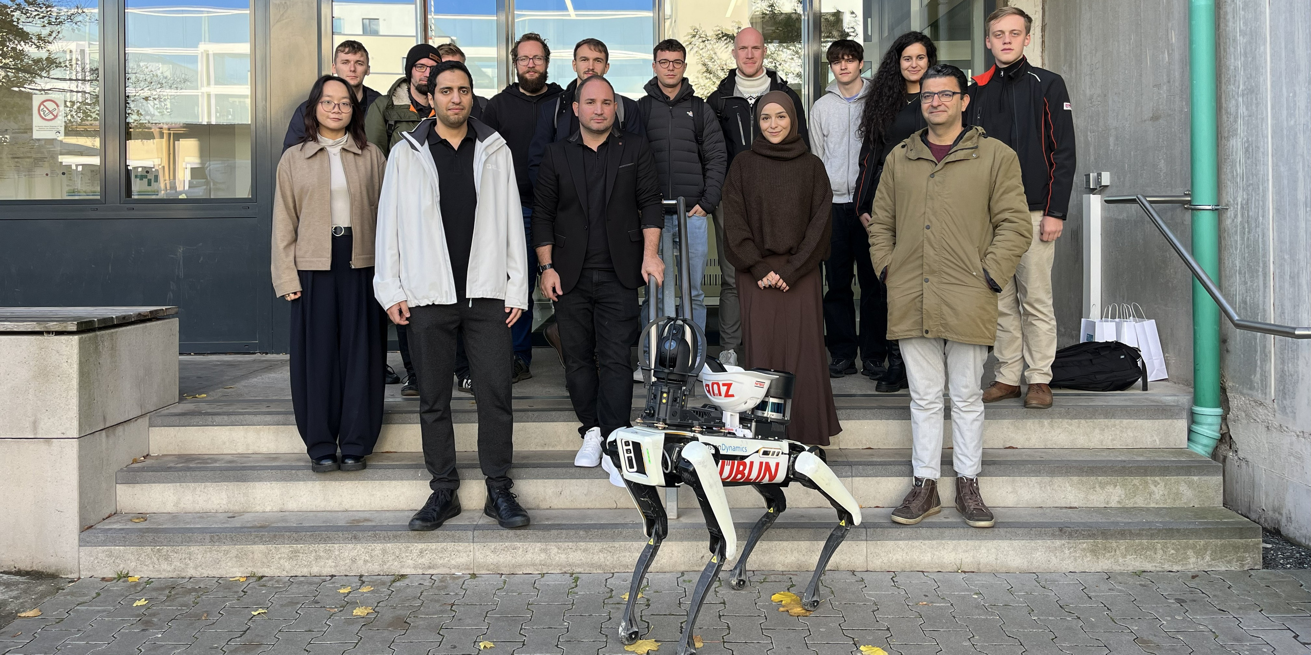 Robotik und KI auf der Baustelle, Gruppenbild mit Hund Spot