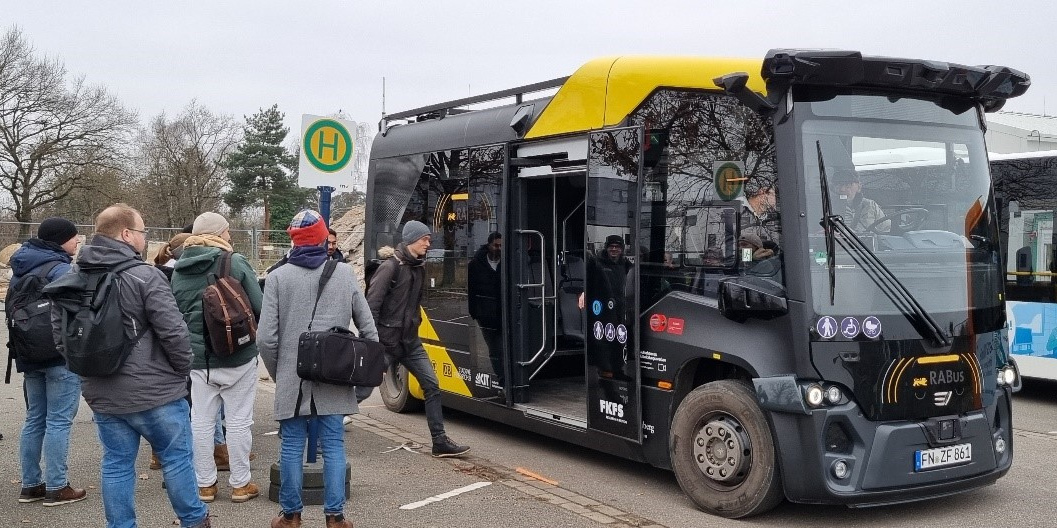 Hochautomatisierter RABus an Haltestelle mit wartenden Fahrgästen