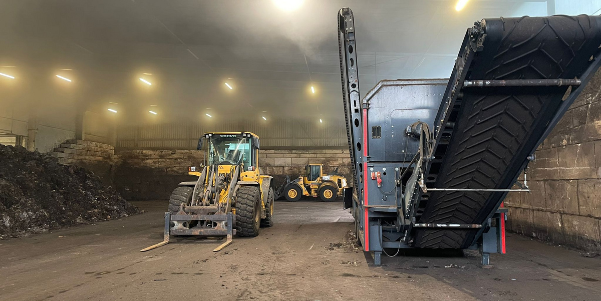 Radlader und Shredder in der Rottehalle