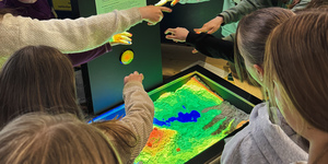 Experimentieren an der Augmented-Reality-Sandbox
