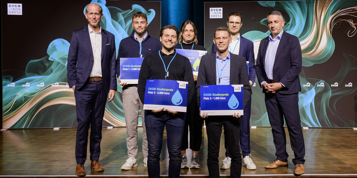 Beim DVGW-Studienpreis 2025 in der Sparte Wasser wurde David Trietsch (3.v.r.) durch die Fachjury als Drittplatzierter ermittelt. Seine Arbeit überzeugte durch wissenschaftliche Exzellenz und hohen Praxisbezug. 