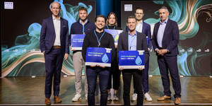 Beim DVGW-Studienpreis 2025 in der Sparte Wasser wurde David Trietsch (3.v.r.) durch die Fachjury als Drittplatzierter ermittelt. Seine Arbeit überzeugte durch wissenschaftliche Exzellenz und hohen Praxisbezug. 
