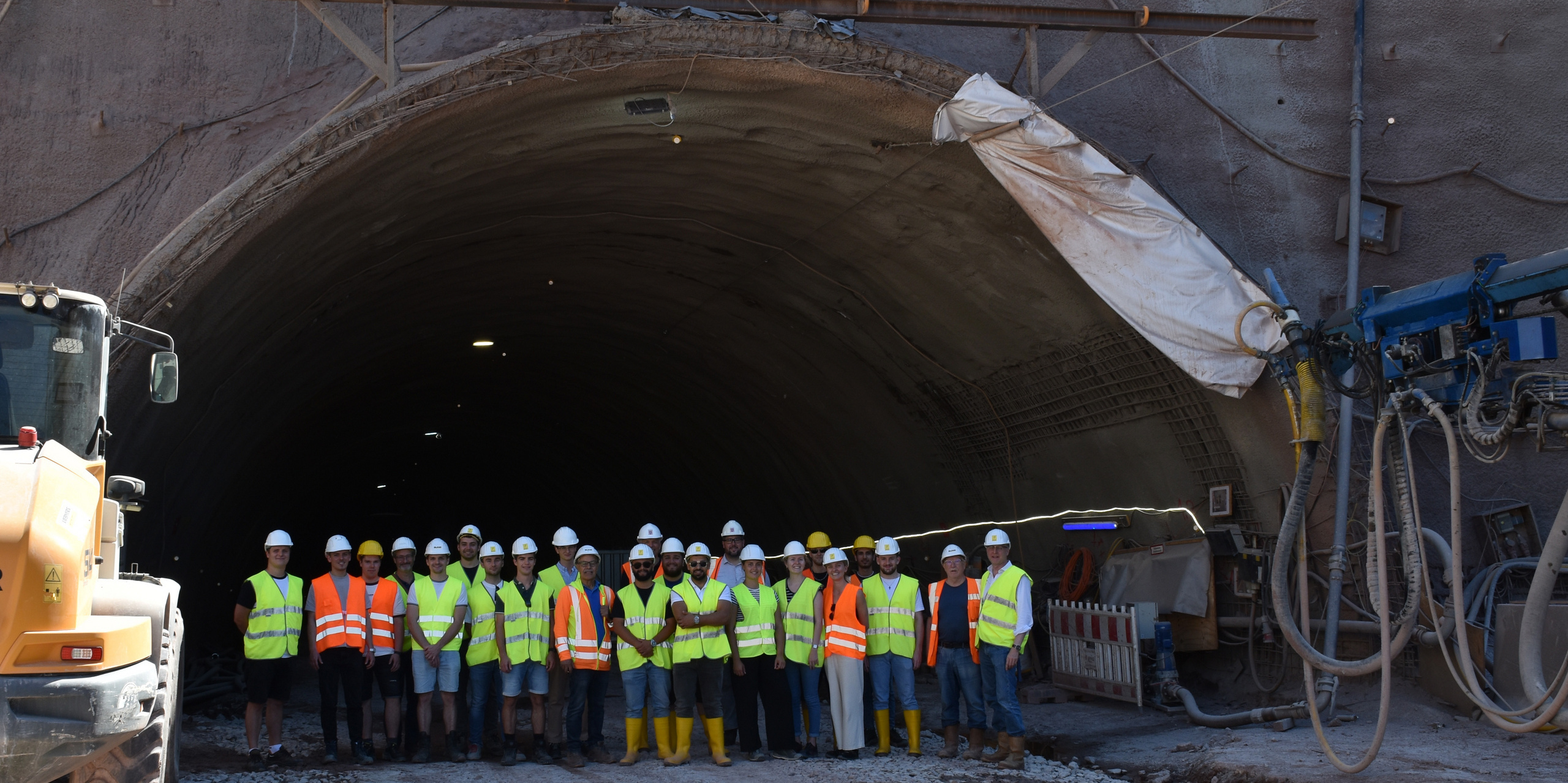 Teilnehmende vor dem Nordportal Tunnel Berkersklamm (Bauzeitlicher Name: Hortense-Tunnel)