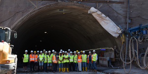 Teilnehmende vor dem Nordportal Tunnel Berkersklamm (Bauzeitlicher Name: Hortense-Tunnel)