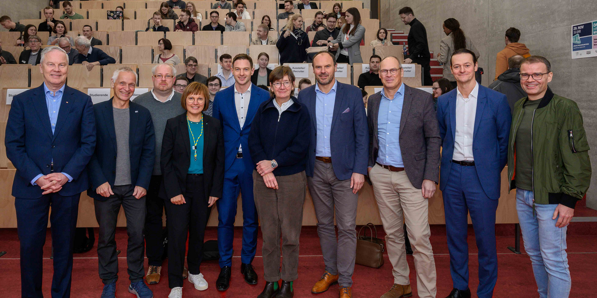 Veranstaltende und Sponsoren posieren im Hörsaal