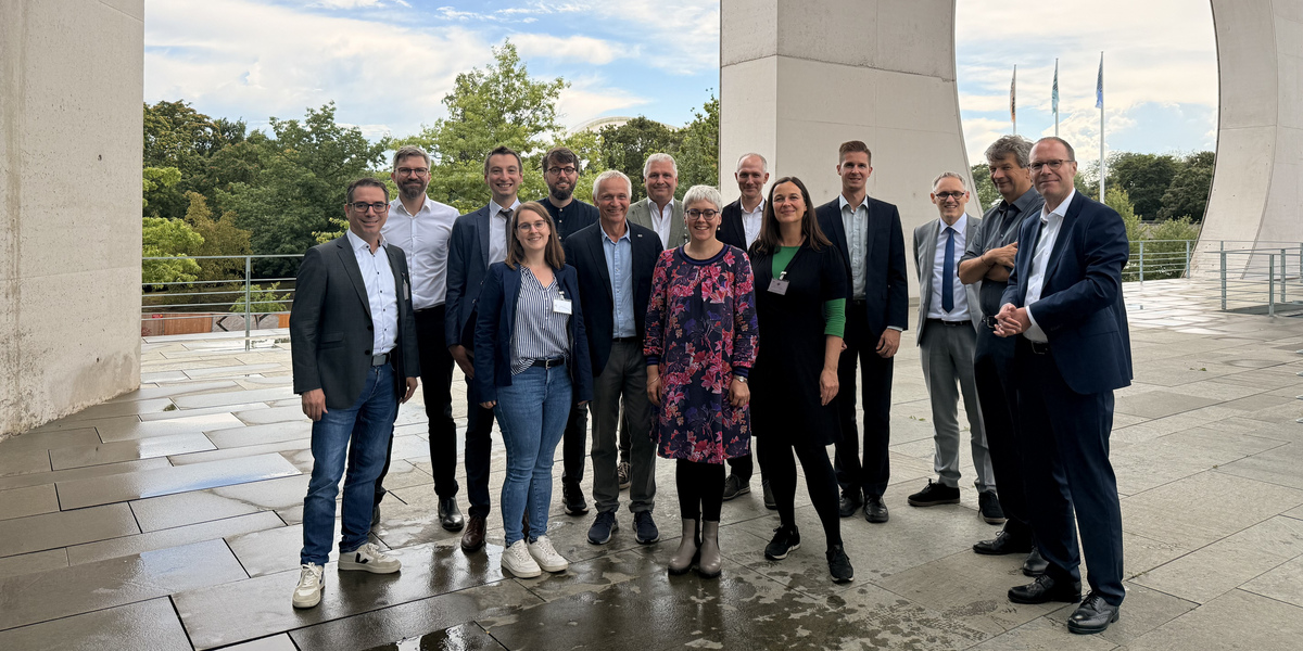 Prof. Dr.-Ing. Jürgen Follmann und die wissenschaftliche Mitarbeiterin Laura Kehrer M. Eng. vom FBBU der h_da präsentierten die Ergebnisse des Verkehrsversuchs im Juli 2025 in Berlin im Fachforum Mobilität des Bundeskanzleramts zum Thema Radschutzstreifen. Begleitet wurden sie vom Referatsleiter für „Ordnungsrecht Straßenverkehr“ im Hessischen Verkehrsministerium Dr. Henrik Schüler, der den Verkehrsversuch ermöglichte und von den positiven Ergebnissen beeindruckt ist.   © Dr. Malte Petersen