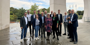 Prof. Dr.-Ing. Jürgen Follmann und die wissenschaftliche Mitarbeiterin Laura Kehrer M. Eng. vom FBBU der h_da präsentierten die Ergebnisse des Verkehrsversuchs im Juli 2025 in Berlin im Fachforum Mobilität des Bundeskanzleramts zum Thema Radschutzstreifen. Begleitet wurden sie vom Referatsleiter für „Ordnungsrecht Straßenverkehr“ im Hessischen Verkehrsministerium Dr. Henrik Schüler, der den Verkehrsversuch ermöglichte und von den positiven Ergebnissen beeindruckt ist.   © Dr. Malte Petersen