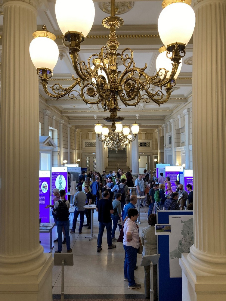 Blick ins Foyer des Staatsarchivs mit Klimaaktionsmarkt