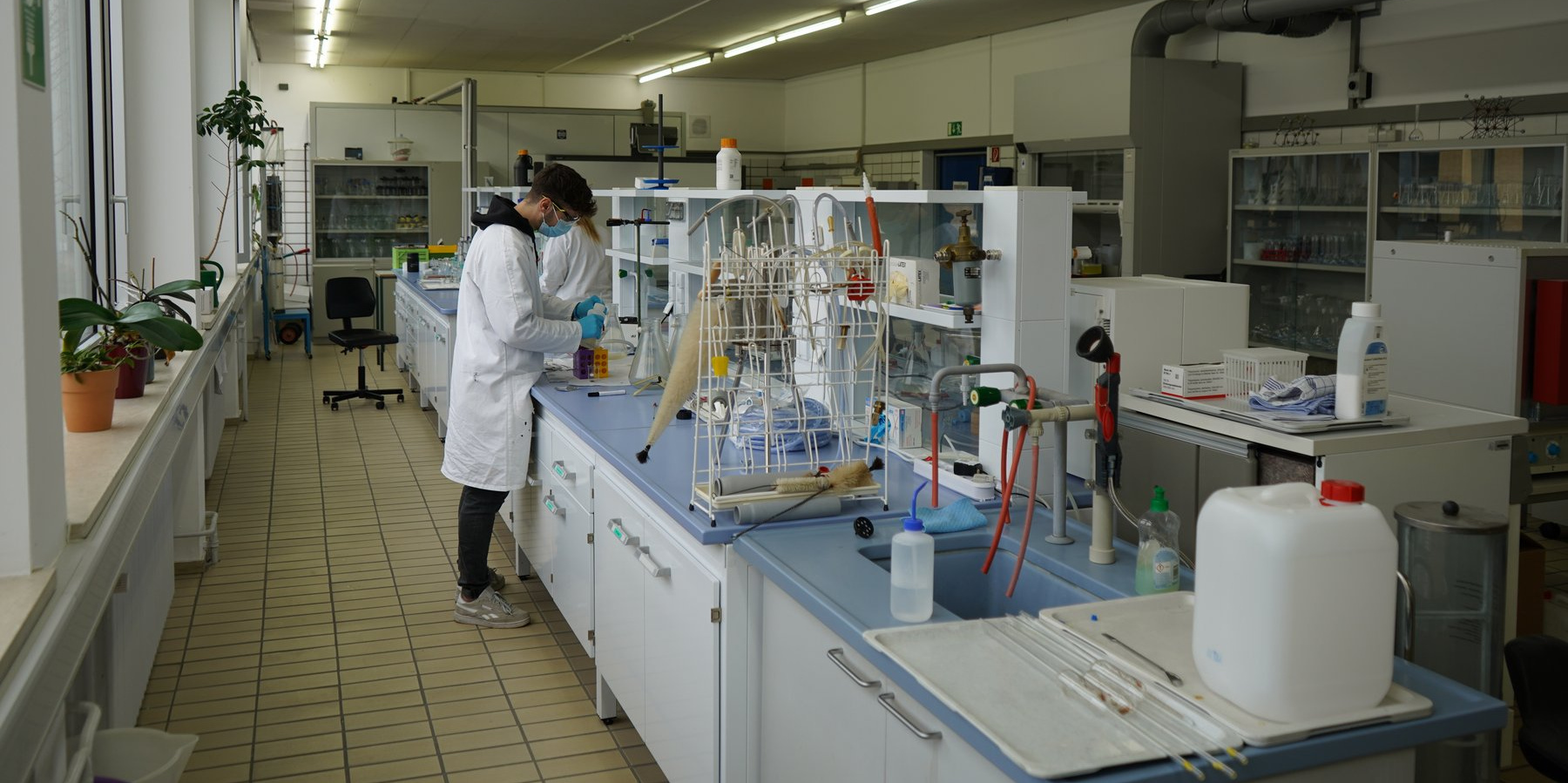 Laboreinrichtung - Aufnahme mit Person im Versuchslabor