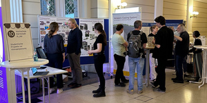 Gespräche an den Postern von der h_da im Foyer des Staatsarchivs