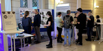 Gespräche an den Postern von der h_da im Foyer des Staatsarchivs