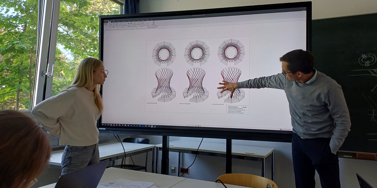 Projektsitzung im Frühjahr 2026: Professor Nelke erläutert den Lastabtrag am 3D-Modell (c) h_da / Matthias Maier