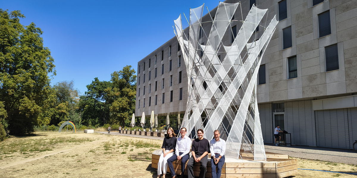 Michel Kolmer, Professor Nelke und Studierende aus dem FB Architektur bei der offiziellen Eröffnung (c) h_da / Simon Colin