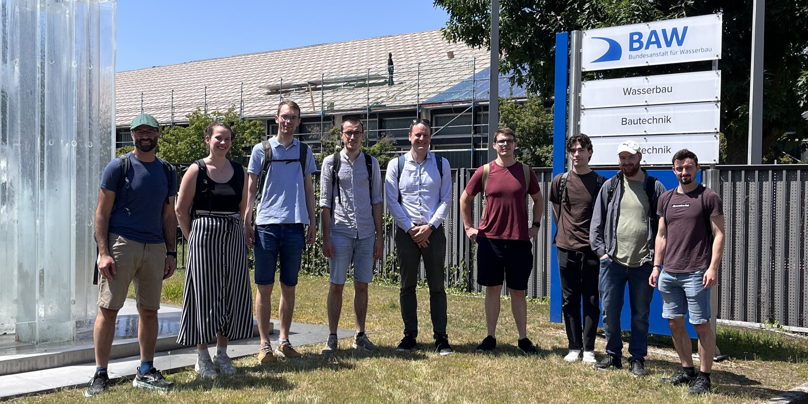 Gruppenbild vor der Bundesanstalt für Wasserbau in Karlsruhe
