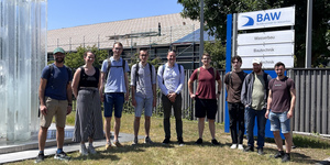 Gruppenbild vor der Bundesanstalt für Wasserbau in Karlsruhe