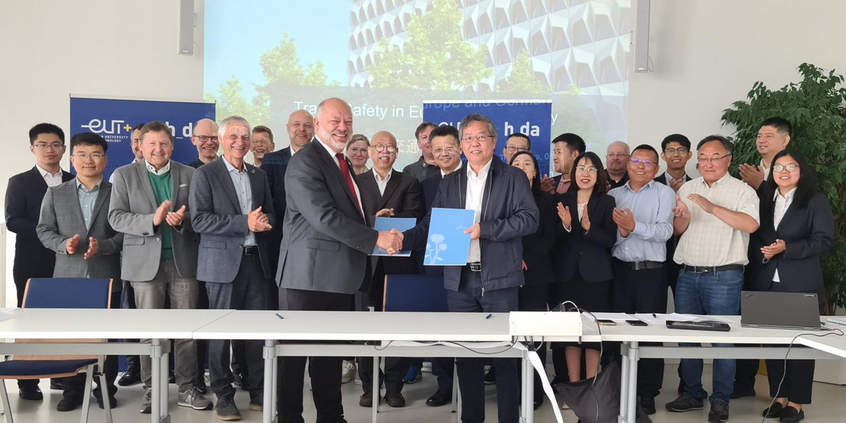 Chinesische Delegation mit Mitgliedern des Fachbereichs Bau- und Umweltingenieurwesen als Gruppenfoto mit Präsident Arnd Steinmetz und Vertreter der Tongji University