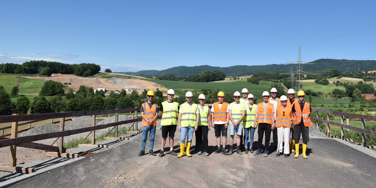Teilnehmende auf der Überführung Überwaldbahn, Voreinschnitt Tunnel Kisselhöhe im Hintergrund