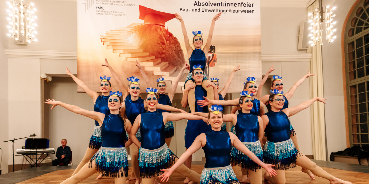 Showtanzgruppe Cupiditas in blauen Kostümen auf der Bühne