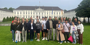 Teilnehmer an der Exkursion "Energieeffizientes Bauen" vor dem Schloss Bellevue in Berlin