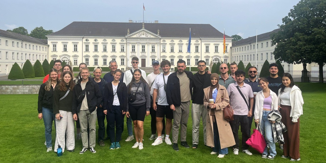 Teilnehmer an der Exkursion "Energieeffizientes Bauen" vor dem Schloss Bellevue in Berlin
