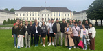 Teilnehmer an der Exkursion "Energieeffizientes Bauen" vor dem Schloss Bellevue in Berlin