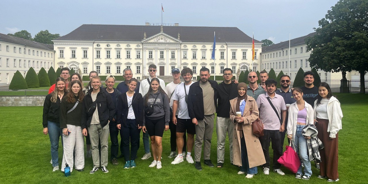 Teilnehmer an der Exkursion "Energieeffizientes Bauen" vor dem Schloss Bellevue in Berlin