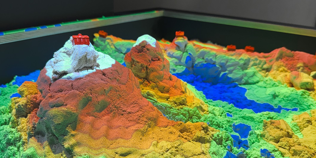 Experimentieren an der Augmented-Reality-Sandbox