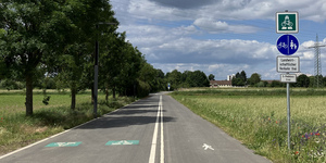 Bild von der Radschnellverbindung bei Darmstadt-Arheilgen mit getrenntem Gehweg und Radweg und der zugehörigen Beschilderung mit Zusatzschild "S-Pedelecs frei"