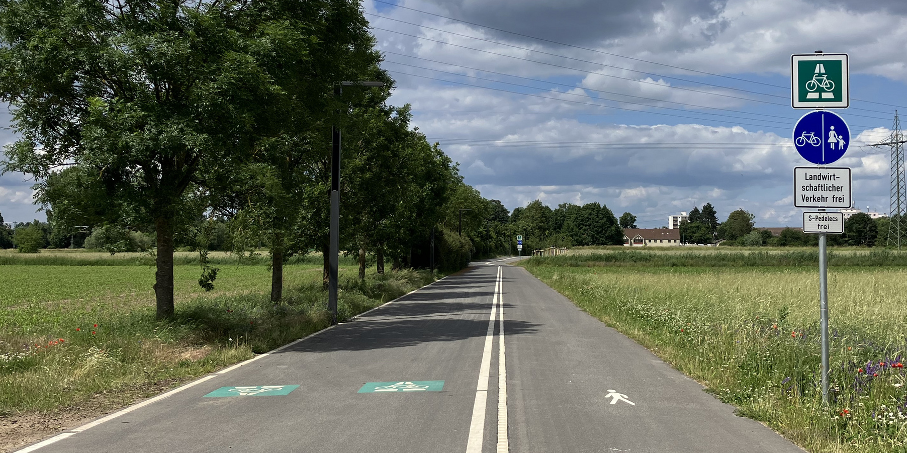 Bild von der Radschnellverbindung bei Darmstadt-Arheilgen mit getrenntem Gehweg und Radweg und der zugehörigen Beschilderung mit Zusatzschild "S-Pedelecs frei"