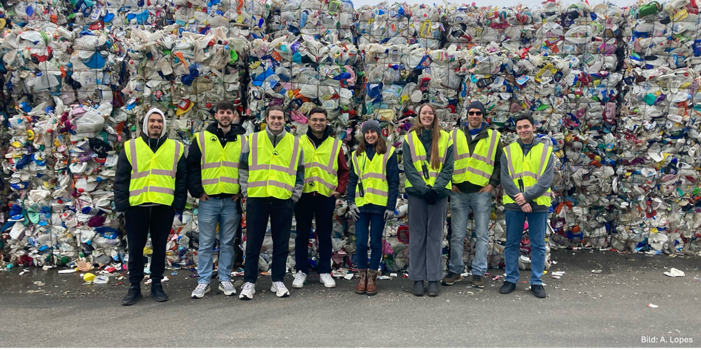 Gruppe vor den gepressten Fraktionen zur stofflichen Verwertung